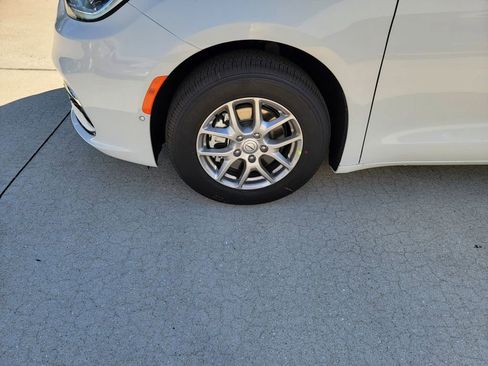 New 2026 Chrysler Pacifica Select image 7