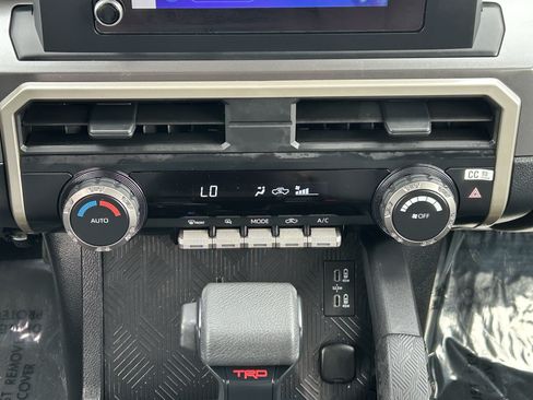 Certified 2025 Toyota Tacoma TRD Off-Road AWD/4WD image 16