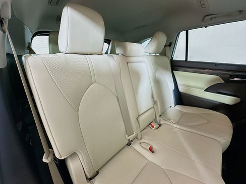 Used 2020 Toyota Highlander Limited image 30