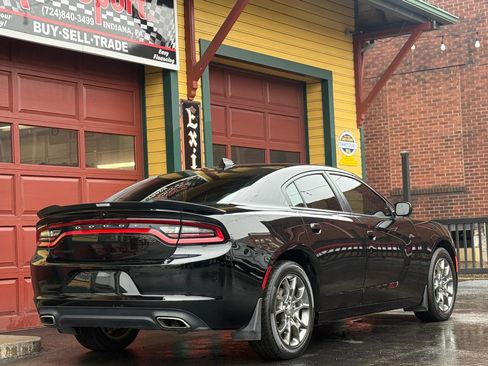 Used 2017 Dodge Charger SXT w/ Navigation & Travel Group image 3