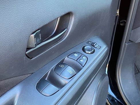 Used 2021 Nissan Kicks S image 11