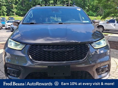 Used 2022 Chrysler Pacifica Touring-L w/ Uconnect Theater Family Group AWD/4WD image 2