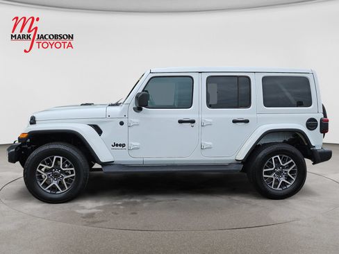 Used 2025 Jeep Wrangler Unlimited Sahara w/ Safety Group AWD/4WD image 16