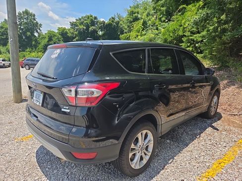 Used 2017 Ford Escape SE w/ SE Cold Weather Package FWD image 4
