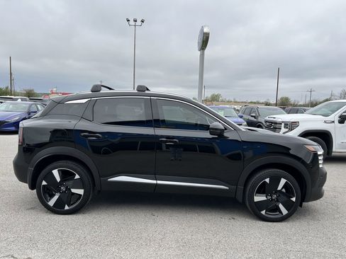 Used 2025 Nissan Kicks SR image 3