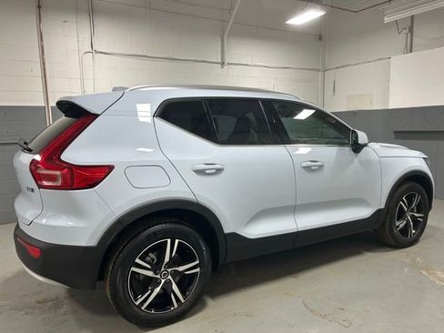 Used 2025 Volvo XC40 B5 Core image 3