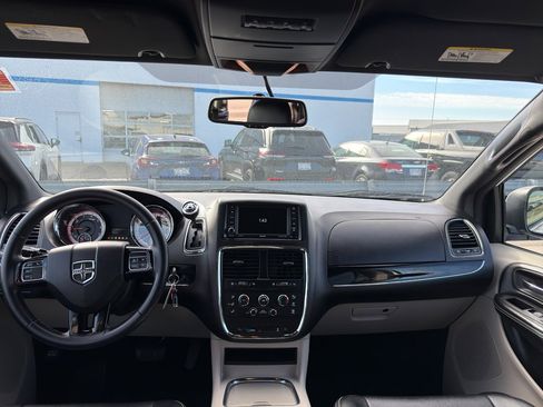 Used 2017 Dodge Grand Caravan SXT image 27