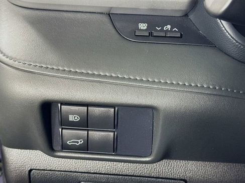 Used 2021 Toyota Highlander LE FWD image 10