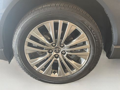 Used 2024 Toyota Venza XLE AWD/4WD image 11