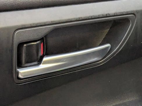 Used 2024 Toyota Highlander XLE FWD image 6