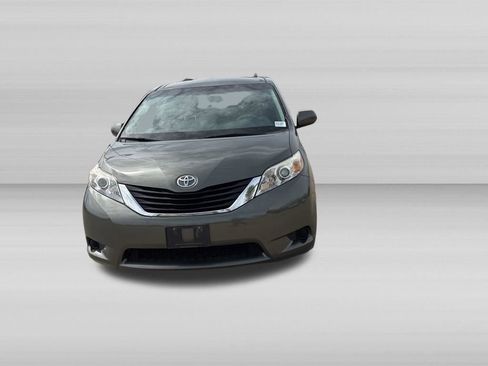 Used 2012 Toyota Sienna LE w/ Towing Pkg FWD image 8