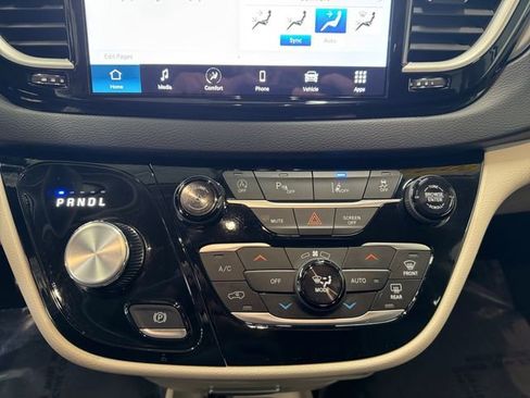 Used 2024 Chrysler Pacifica Touring-L FWD image 25