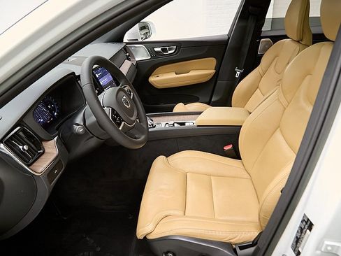 Certified 2023 Volvo XC60 B5 Ultimate w/ Climate Package image 23