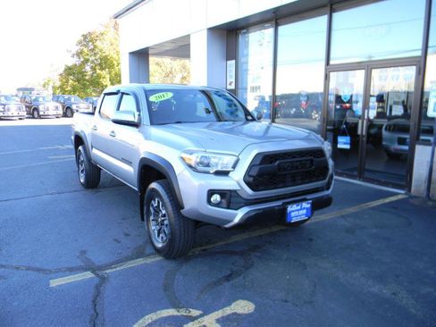 Used 2017 Toyota Tacoma TRD Off-Road image 2
