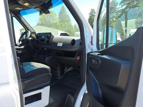 Used 2025 Mercedes-Benz Sprinter 2500 image 10