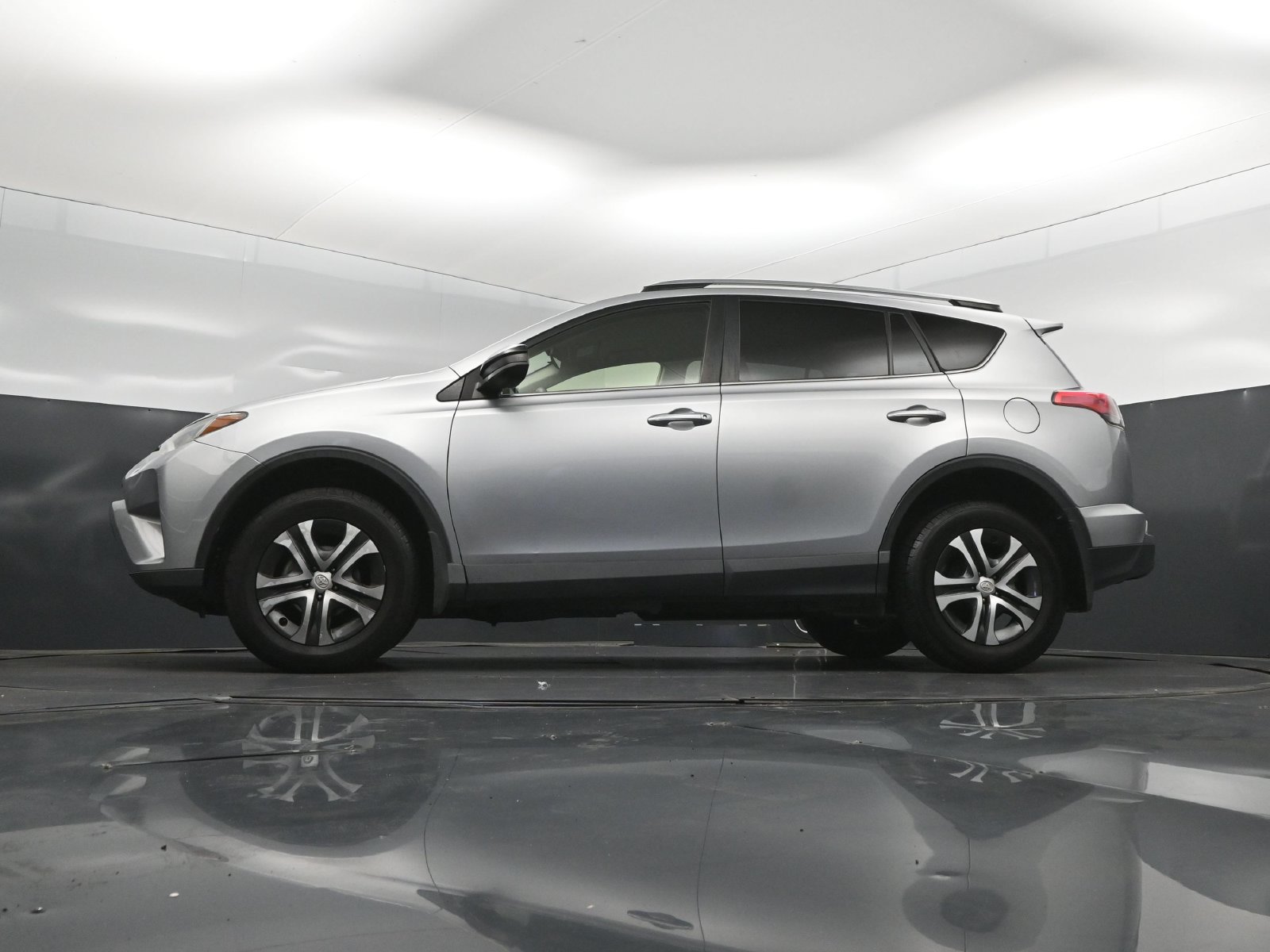 Used 2018 Toyota RAV4 LE FWD image 39