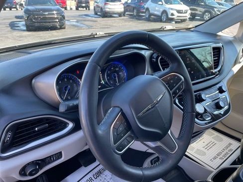 Used 2023 Chrysler Pacifica Touring-L image 11