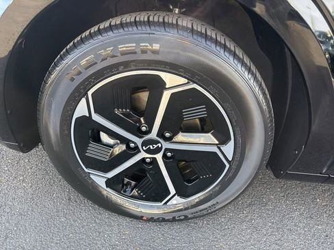 Used 2023 Kia Niro SX image 11