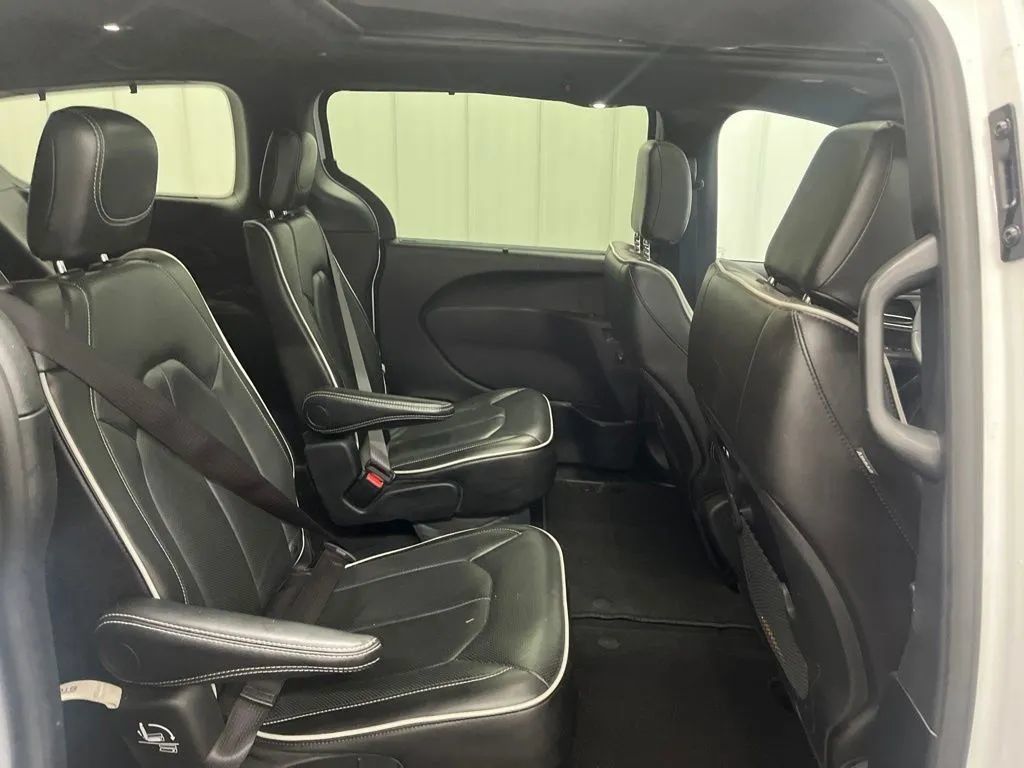 Used 2025 Chrysler Pacifica Limited FWD image 12
