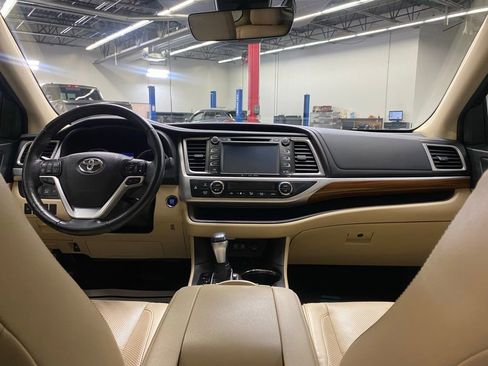 Used 2019 Toyota Highlander Limited Platinum AWD/4WD image 19