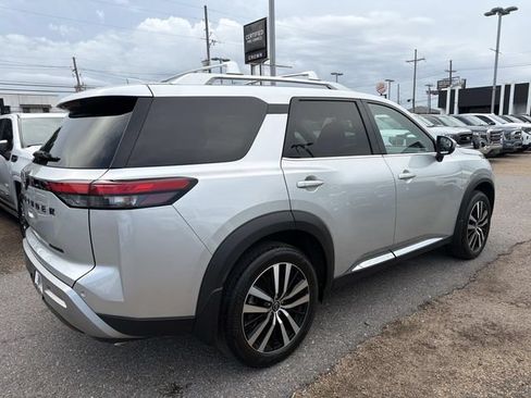 Used 2024 Nissan Pathfinder Platinum FWD image 6