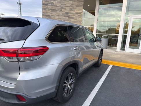 Used 2019 Toyota Highlander LE FWD image 7