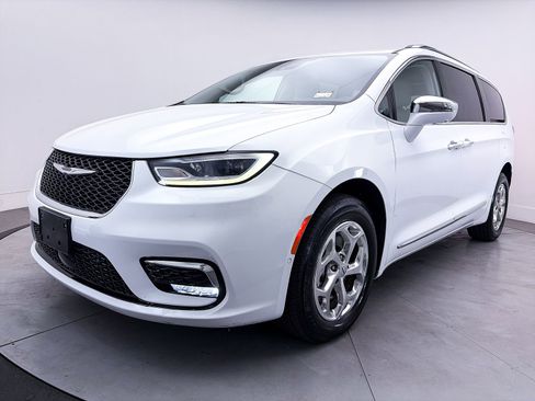 Used 2021 Chrysler Pacifica Limited w/ Premium & Safety Sphere Group AWD/4WD image 13