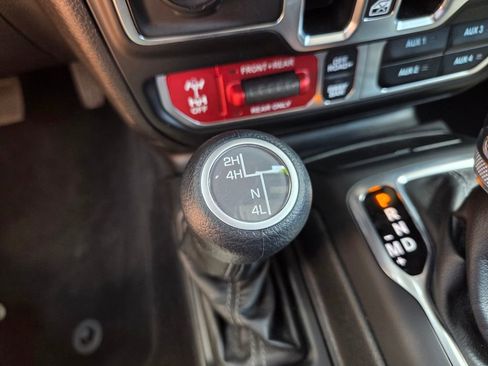 Certified 2025 Jeep Wrangler Unlimited Rubicon w/ Convenience Group AWD/4WD image 28