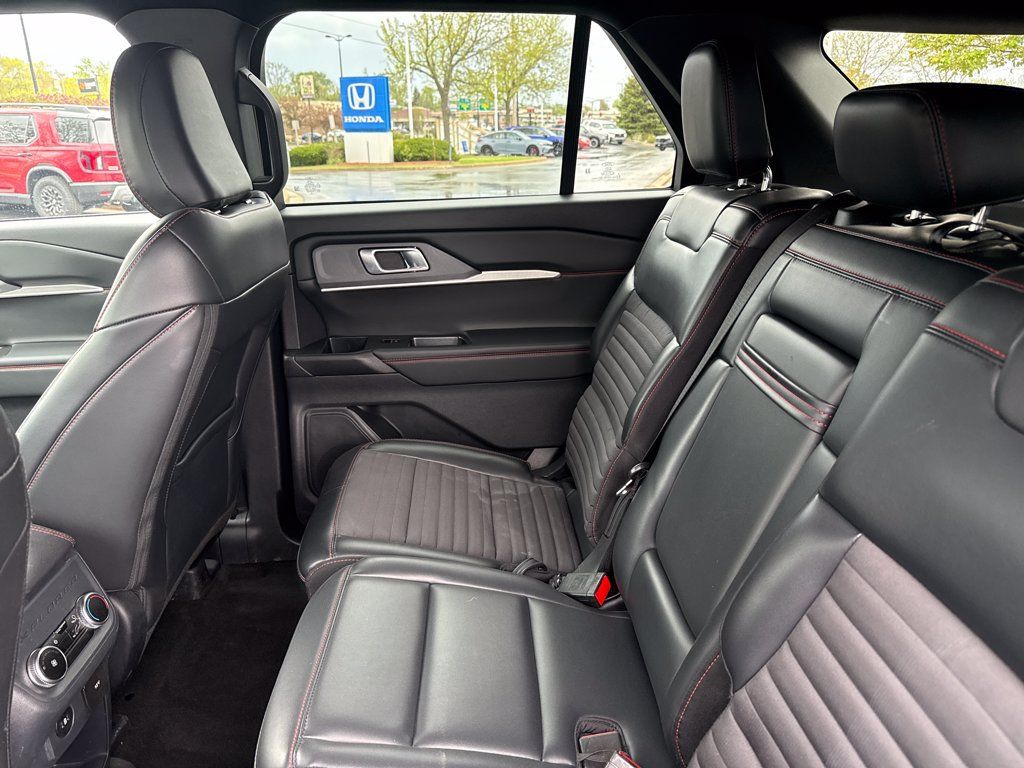 Used 2025 Ford Explorer ST-Line w/ ST-Line Street Pack AWD/4WD image 19