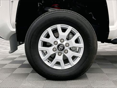 Used 2025 Toyota Tacoma SR5 AWD/4WD image 10