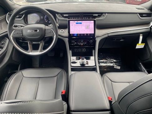 New 2025 Jeep Grand Cherokee Limited image 36