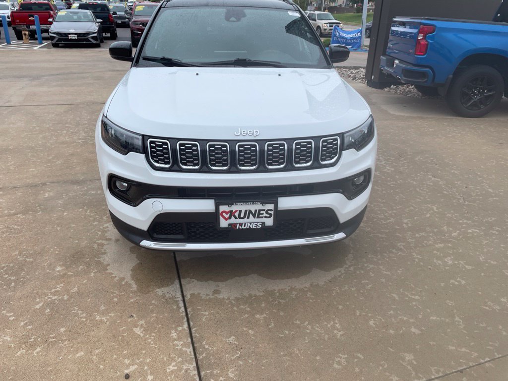 Used 2025 Jeep Compass Limited AWD/4WD image 4