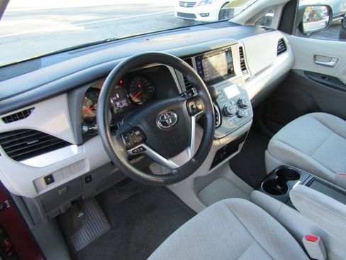 Used 2017 Toyota Sienna LE image 32