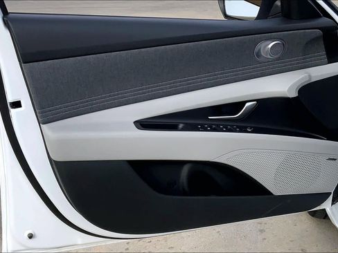 Certified 2025 Hyundai Elantra Limited image 21