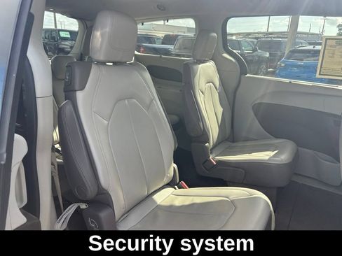 Used 2018 Chrysler Pacifica Touring-L FWD image 25