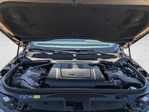 New 2025 Land Rover Discovery Dynamic SE image 17