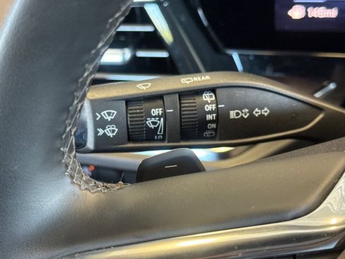 Used 2025 Chevrolet Suburban LT RWD image 36