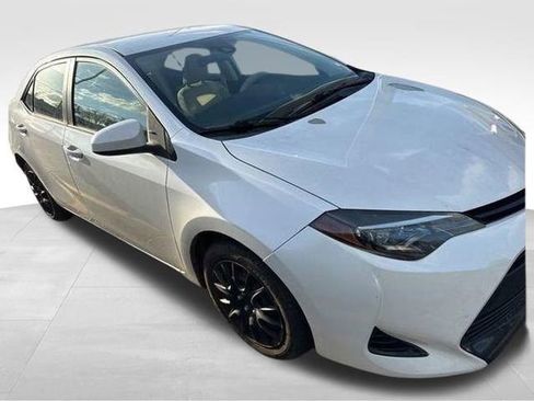 Used 2018 Toyota Corolla LE image 4