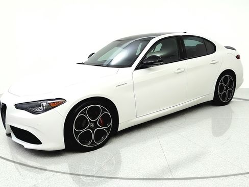 Used 2023 Alfa Romeo Giulia Veloce RWD image 3