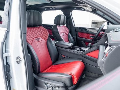 Used 2022 Bentley Bentayga image 40