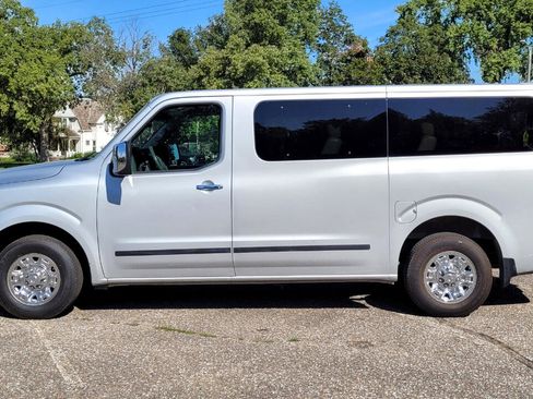 Used 2019 Nissan NV 3500 SL image 3