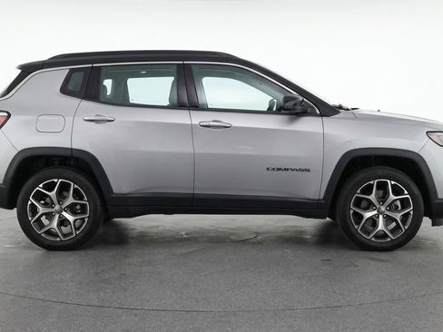 Used 2025 Jeep Compass Limited image 11