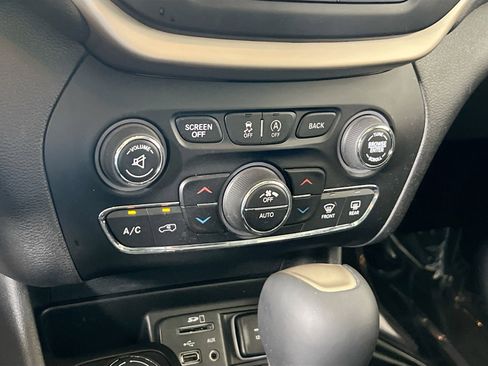 Used 2017 Jeep Cherokee Limited w/ Luxury Group AWD/4WD image 16