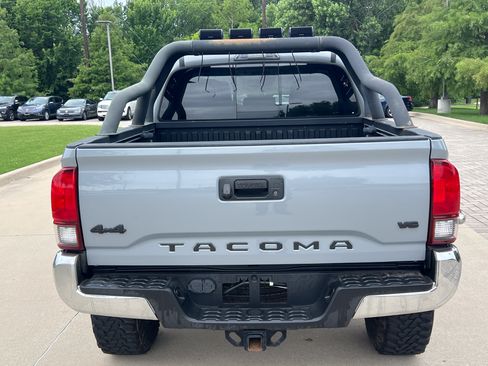 Used 2019 Toyota Tacoma SR5 AWD/4WD image 9