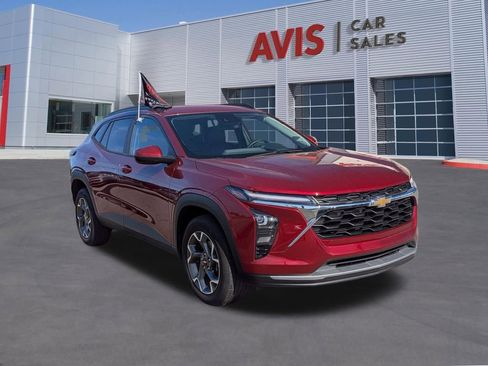 Used 2025 Chevrolet Trax LT FWD image 3