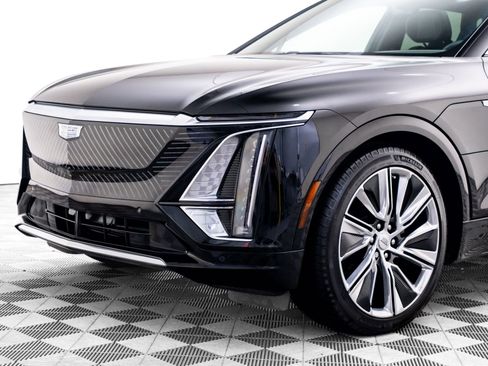 Certified 2025 Cadillac Lyriq Luxury w/ LPO, Floor Liner Package AWD/4WD image 40