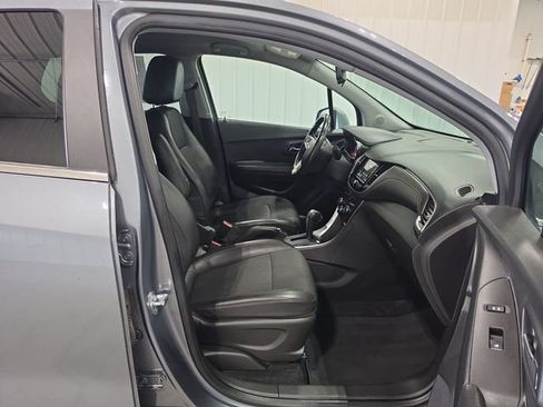 Used 2019 Chevrolet Trax LT w/ LT Convenience Package FWD image 29