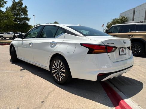 Used 2025 Nissan Altima 2.5 SV FWD image 8