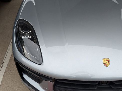 Certified 2025 Porsche Macan image 12