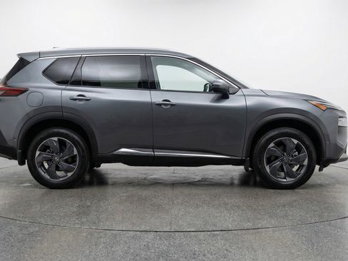 Used 2025 Nissan Rogue SV FWD image 11